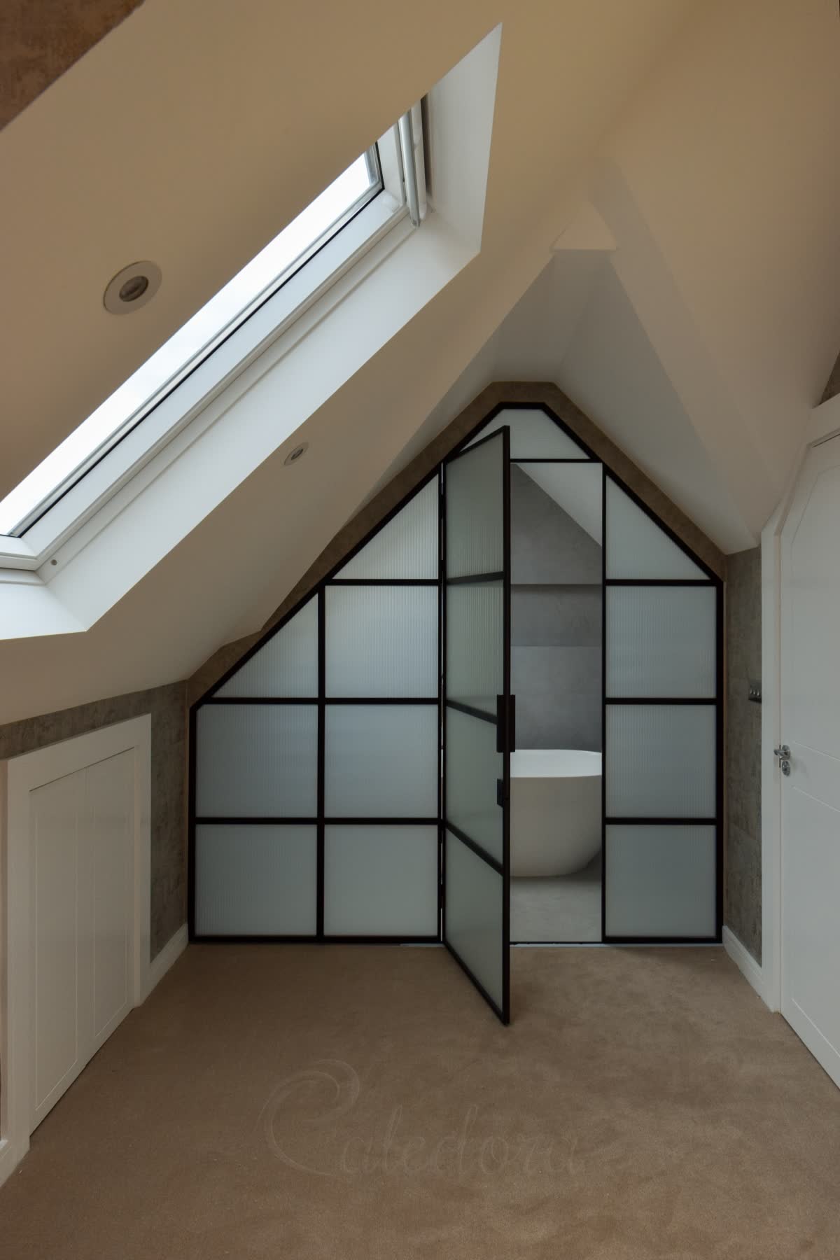 Reeded glass laminated over a milky interlayer — a black grid screen cut to the eaves on both sides with a pivot door standing open on a freestanding bath, the glass reading almost white while the vertical ribs stay visible