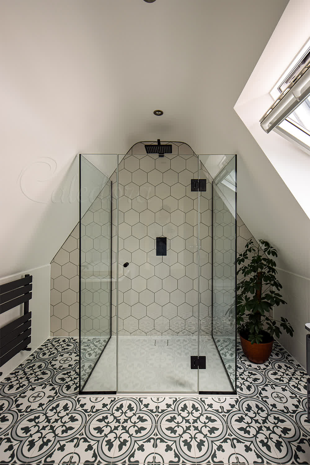 Closed frameless 3-sided shower cubicle with UV-bonded glass corner and clean lines