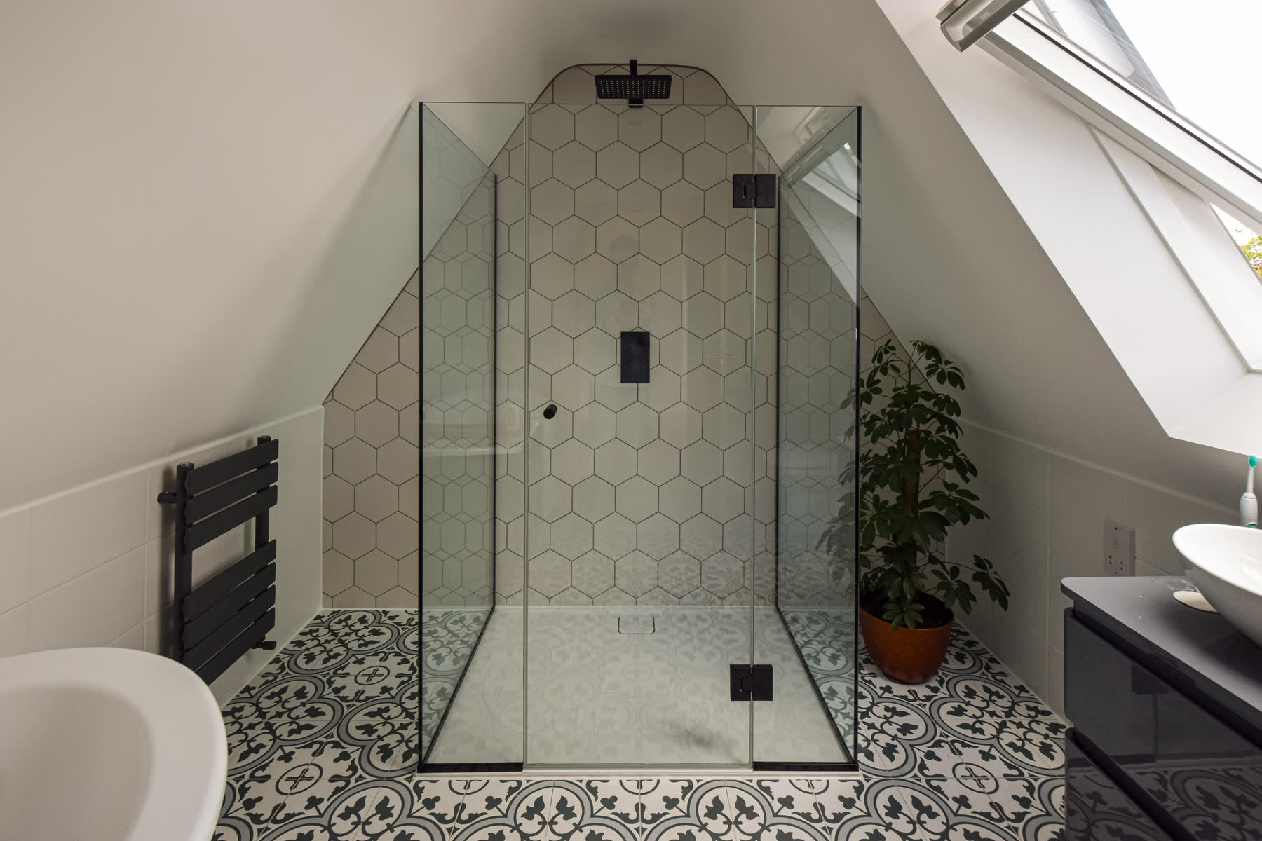 Closed frameless 3-sided shower enclosure with neat minimalistic seals and white shower tray