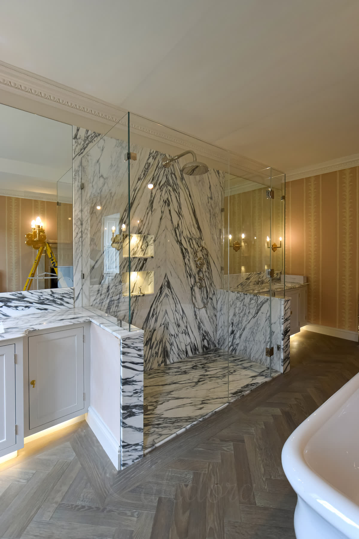 Glass-to-glass corner joints with UV bonding in bespoke three-sided enclosure