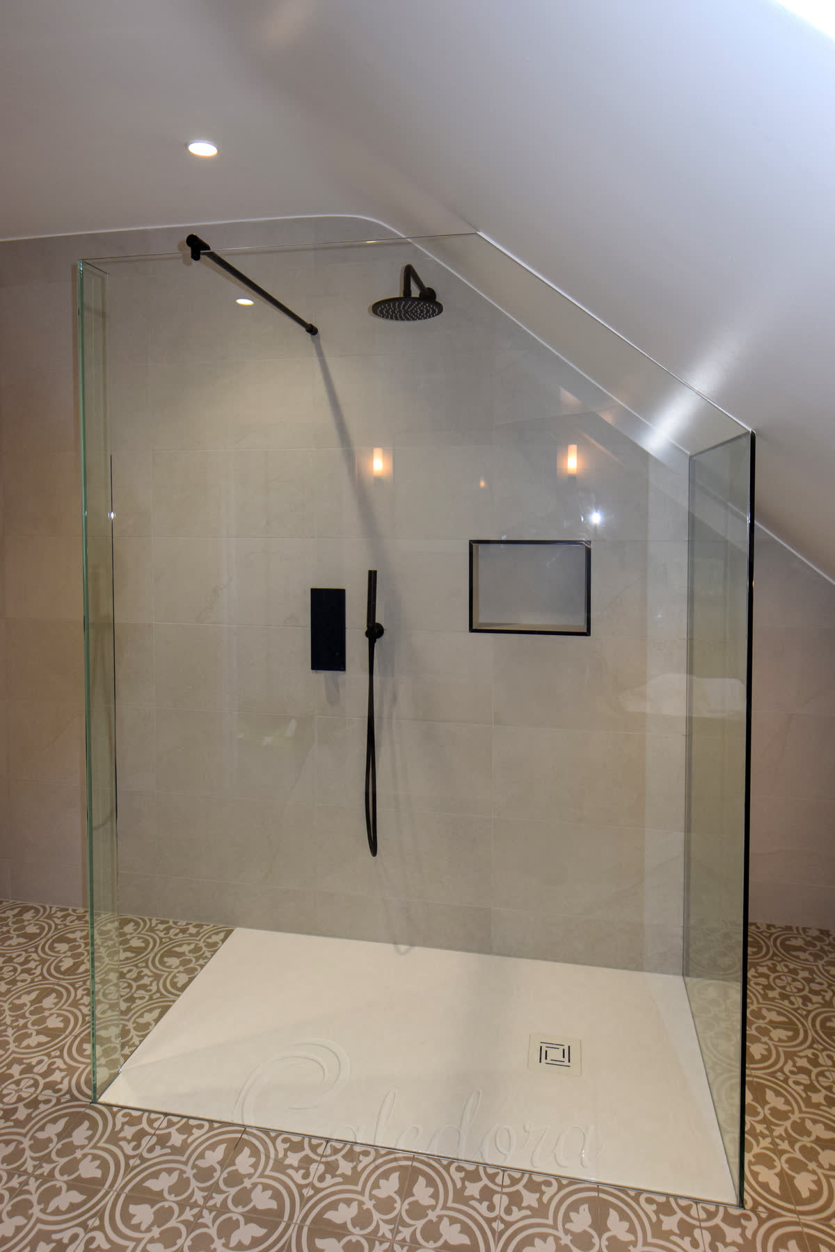 Frameless three-sided shower screen glued to tray and ceiling for open entrance