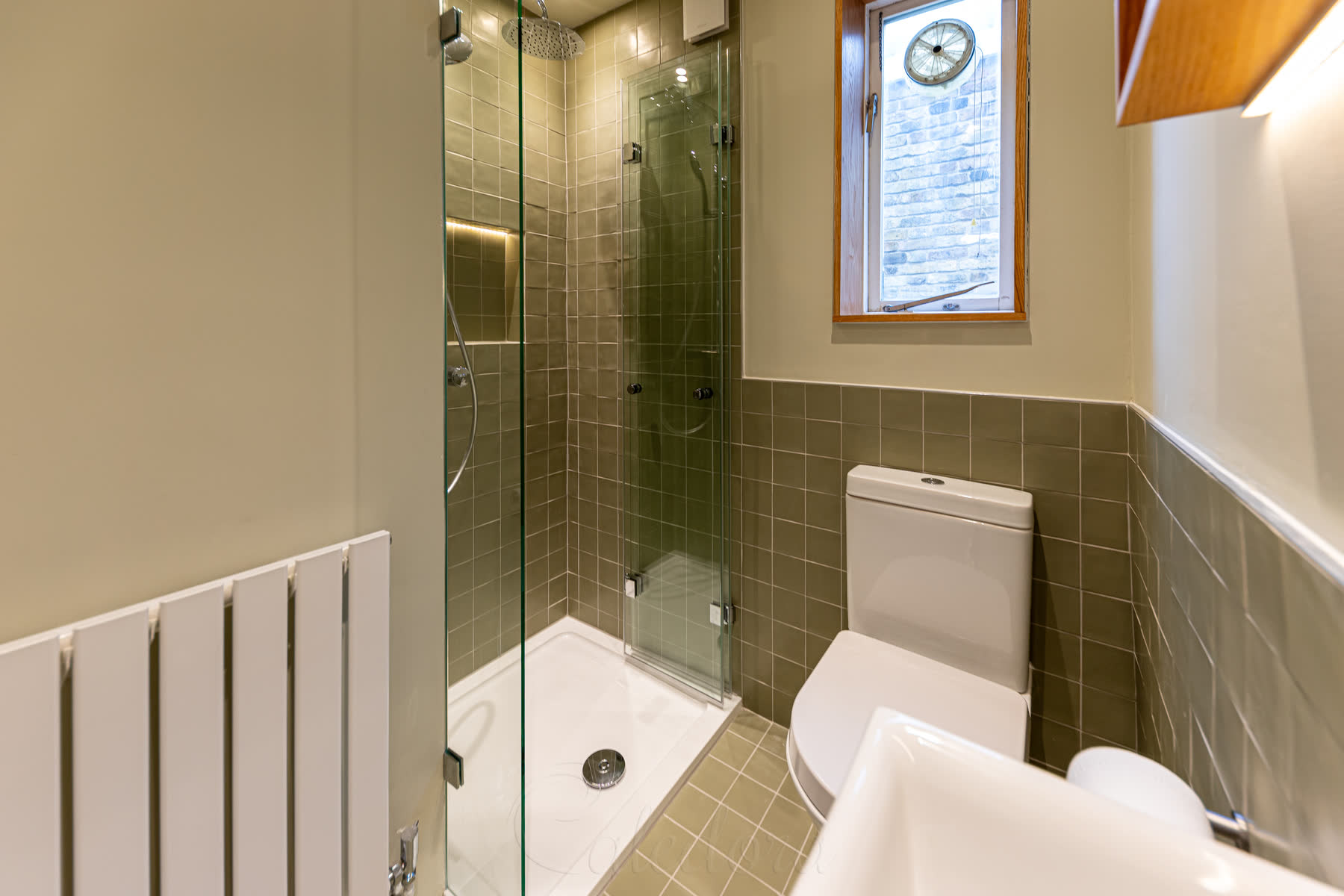 Minimalistic sealing system maintaining water integrity without compromising clean aesthetics