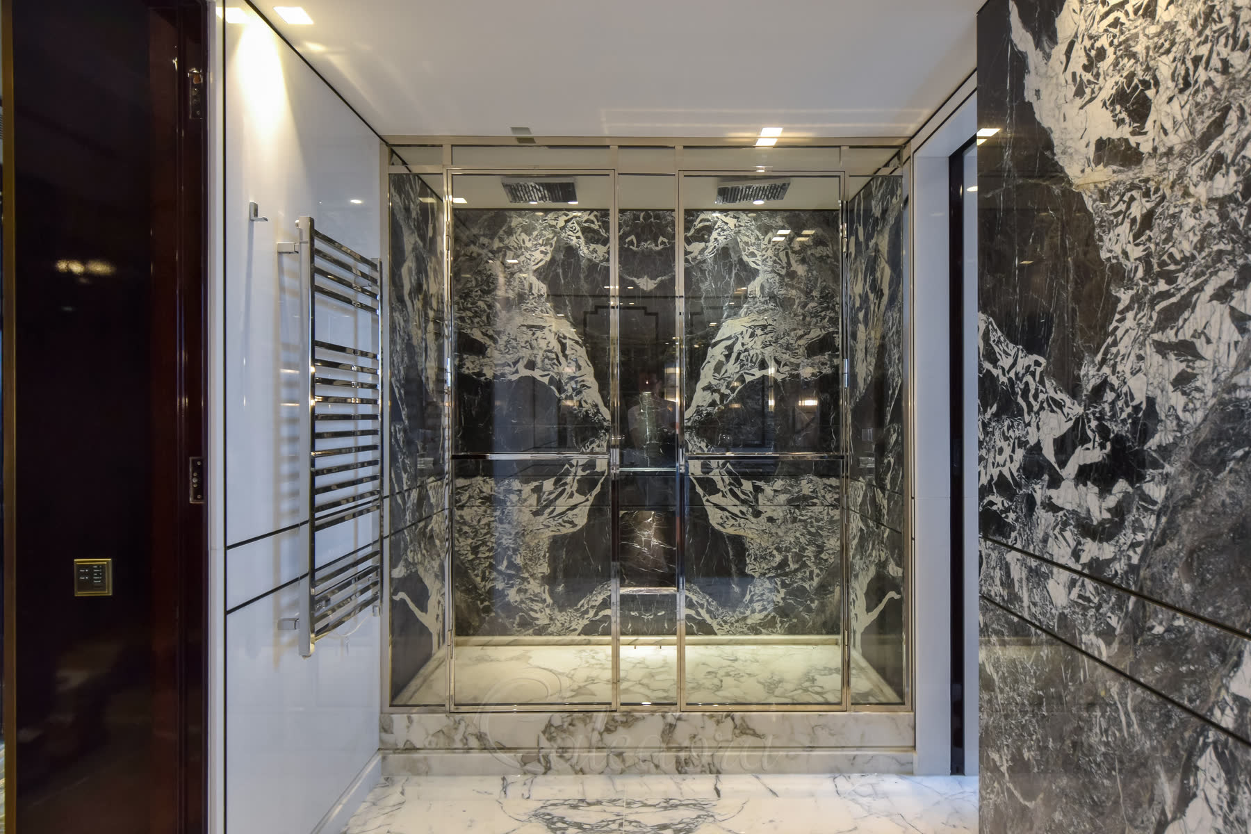 Symmetrical double shower enclosure with dual shower heads on opposite walls