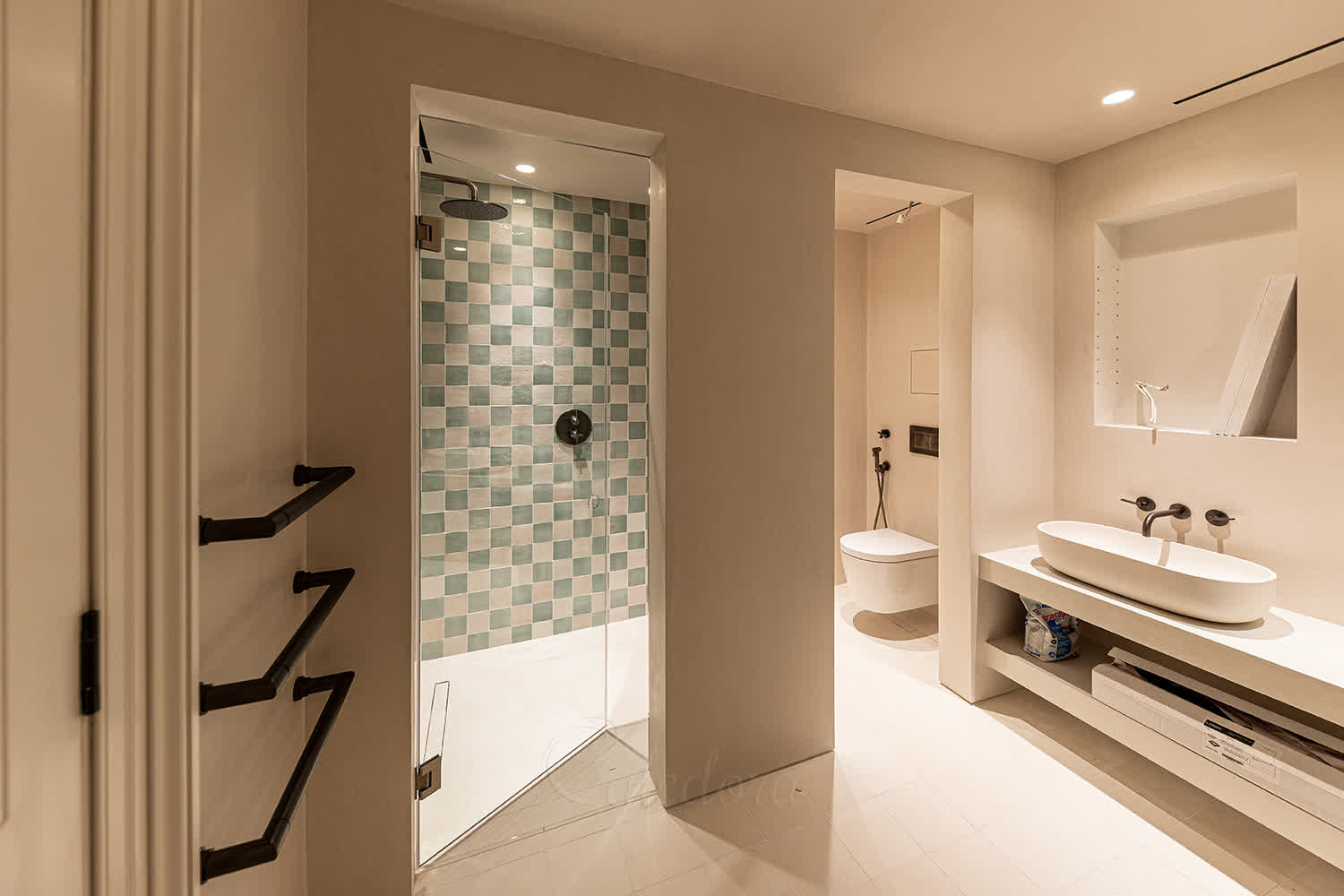 Minimalist frameless shower door hinged design with self-centering mechanism