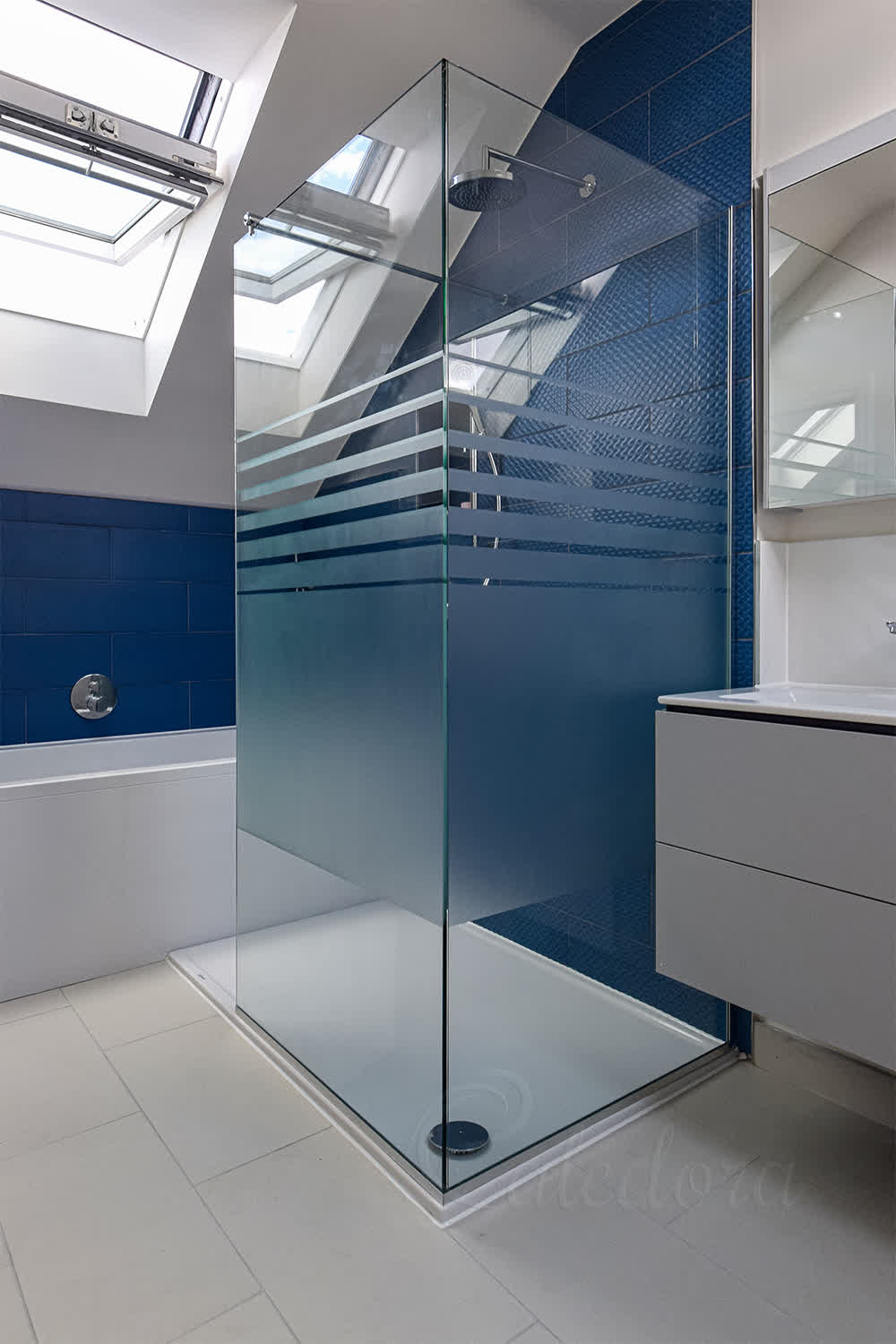 Frosted patterned corner shower screen with sandblasted stripes