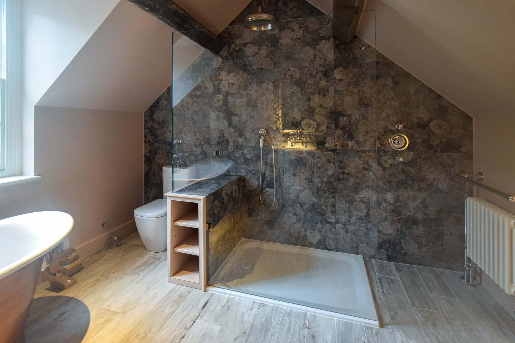 The L-shaped shower screen highlighting the UV-bonded joint between panels