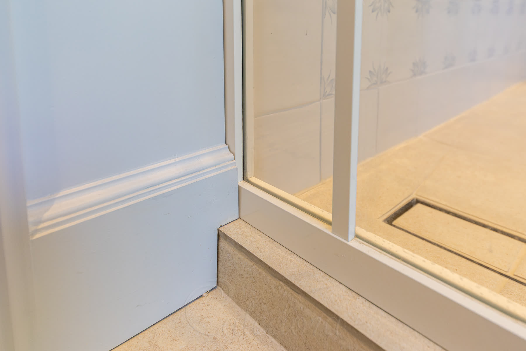 Base profile and white mastic sealing system in enclosure