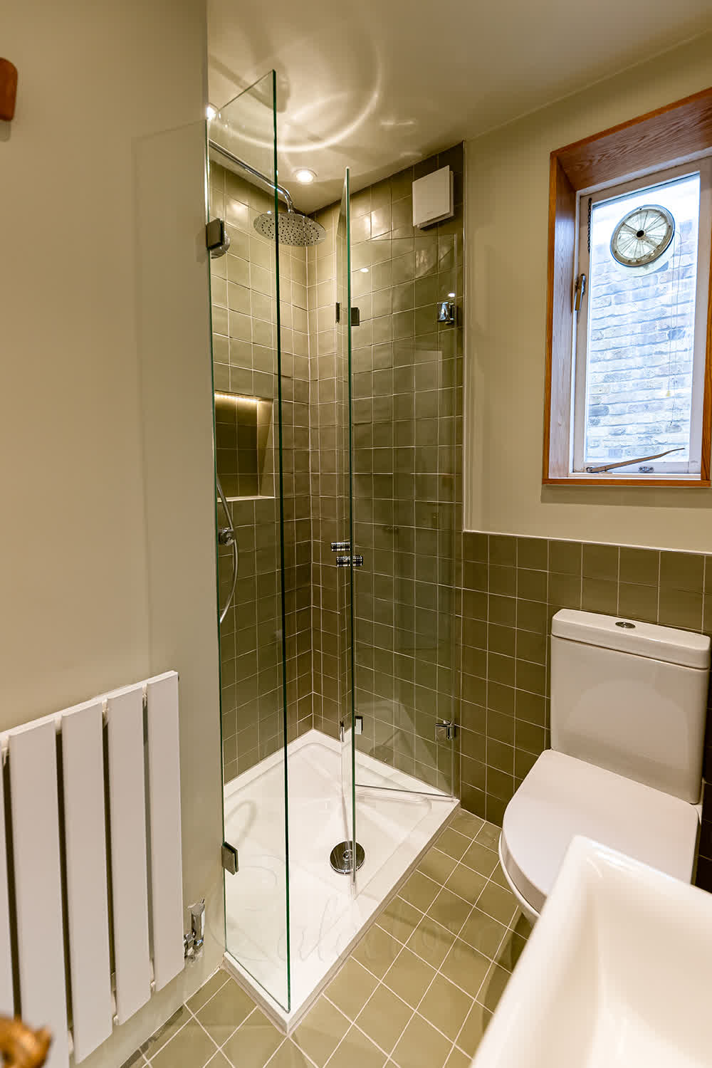 Bifold glass shower door folding mechanism